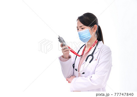 急患の連絡を受ける女性医師 急患の連絡を受ける女性医師 77747840
