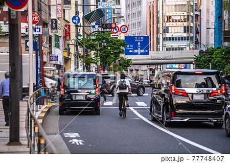 日本の東京都市景観 駐車禁止…横断歩道前に車を止め通行妨害どこ吹く風、客待ちをするタクシー=六本木 日本の東京都市景観 駐車禁止…横断歩道前に車を止め通行妨害どこ吹く風、客待ちをするタクシー=六本木 77748407