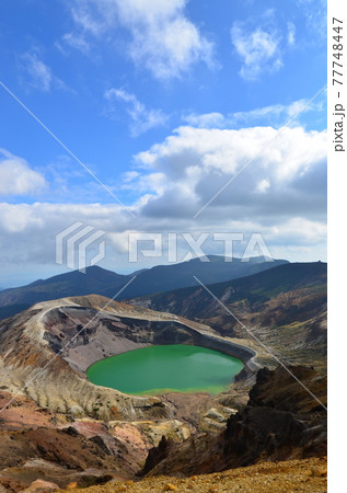 ≪宮城県&山形県≫秋の熊野岳(蔵王山)側から見た刈田岳と御釜(五色沼) ≪宮城県&山形県≫秋の熊野岳(蔵王山)側から見た刈田岳と御釜(五色沼) 77748447