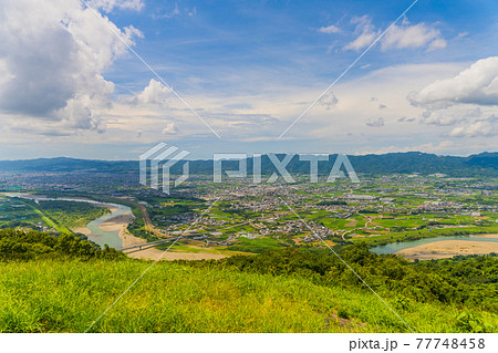 緑がきれいな田園と紀の川市街地。夏7月、和歌山県紀の川市 緑がきれいな田園と紀の川市街地。夏7月、和歌山県紀の川市 77748458