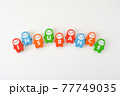 アルファベットがプリントされたドミノピースで作った「INSURANCE」 77749035