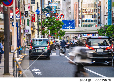 日本の東京都市景観 駐車禁止…横断歩道前で通行妨害どこ吹く風の客待ちタクシー、信号無視自転車＝六本木 77749076