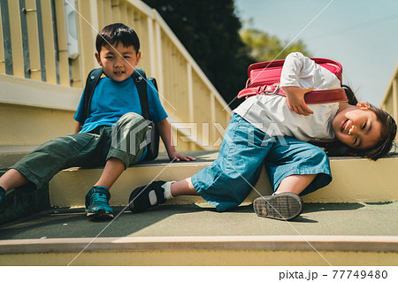 小学校低学年の下校 77749480