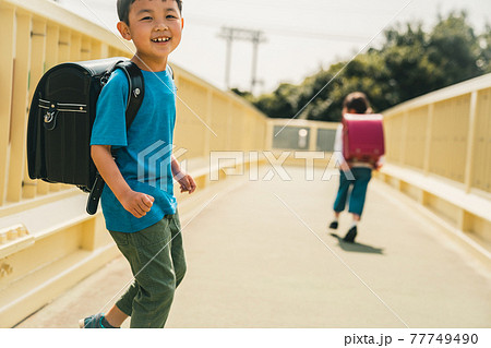 小学校低学年の下校 小学校低学年の下校 77749490