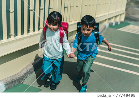 小学校低学年の下校 77749499