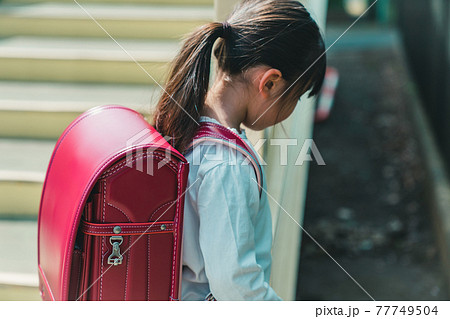 小学校新一年生の登下校 77749504