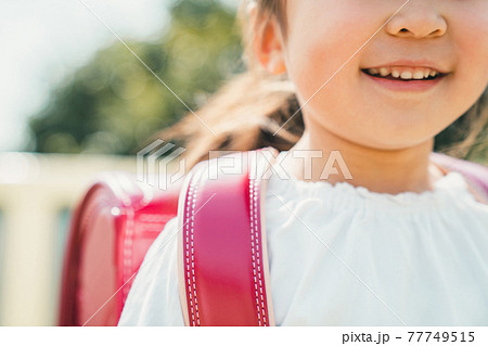 小学校低学年の登下校 77749515