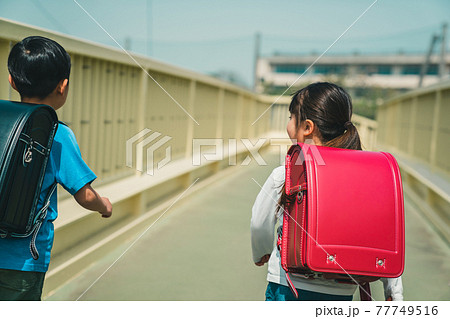 小学校低学年の登校 77749516