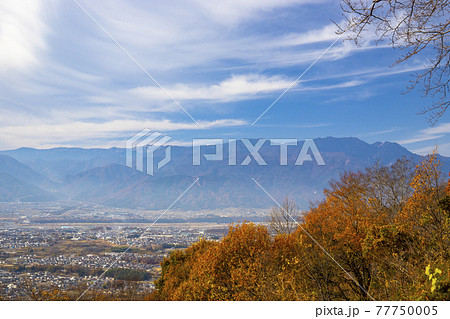 紅葉の山梨県立武田の杜・県民の森からの眺望 紅葉の山梨県立武田の杜・県民の森からの眺望 77750005