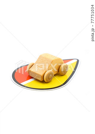 高齢者マークと車 高齢者マークと車 77751034