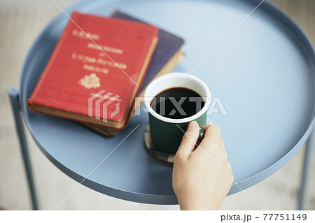 サイドテーブルとコーヒー 77751149