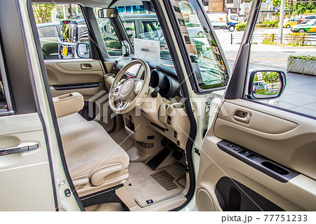 ハイトールワゴン型の軽自動車の運転席 77751233