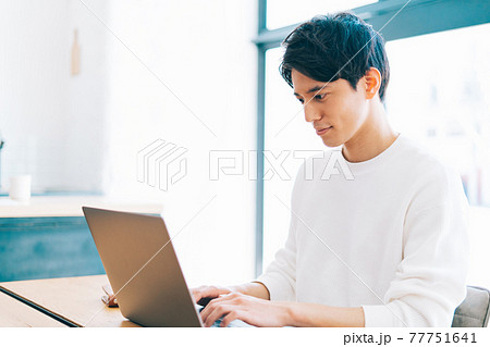 テレワークをする男性 77751641