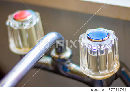 冷水と温水の出る蛇口の写真素材 [77751741] - PIXTA