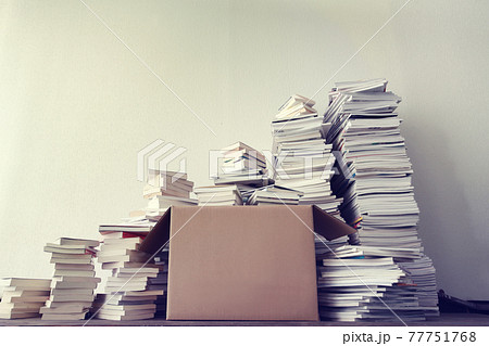 たくさんの本や雑誌や文庫本の処分と断捨離 77751768