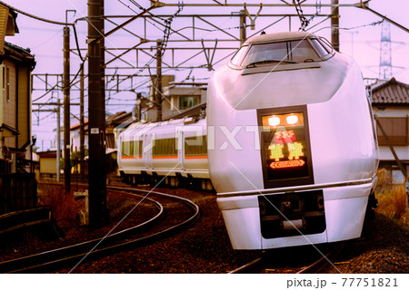 観光地と首都圏を結ぶ特急列車の走る風景 観光地と首都圏を結ぶ特急列車の走る風景 77751821