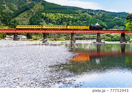 静岡県 大井川鐵道 大井川第一橋梁を渡るSL列車 静岡県 大井川鐵道 大井川第一橋梁を渡るSL列車 77752043