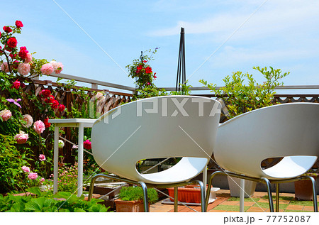 ルーフバルコニーでお外リビング　フラワーガーデンでリラックス 77752087