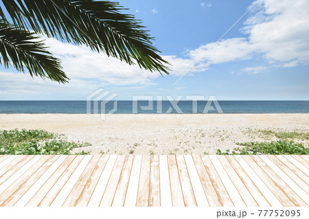 晴れ渡る、静かな夏のビーチリゾート 77752095