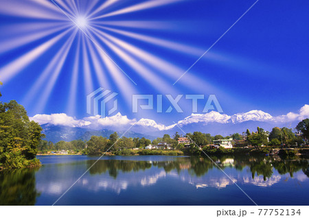 ポカラのペワ湖に映るヒマラヤの山々 77752134