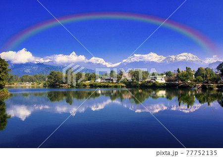 ポカラのペワ湖に映るヒマラヤの山々 77752135