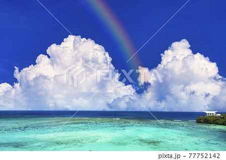 タモンビーチの美しいサンゴ礁の海 タモンビーチの美しいサンゴ礁の海 77752142