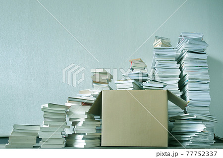 たくさんの本や雑誌や文庫本の処分と断捨離 77752337