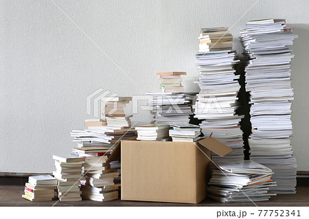 たくさんの本や雑誌や文庫本の処分と断捨離 77752341