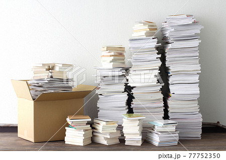 たくさんの本や雑誌や文庫本の処分と断捨離 77752350