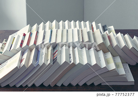 たくさんの本や雑誌や文庫本の処分と断捨離 77752377