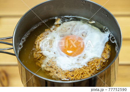 ソロキャンプで作るインスタントラーメン 77752590