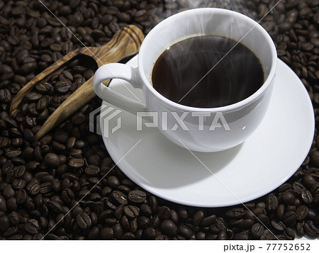 ホットコーヒーとコーヒー豆の背景(湯気有り) ホットコーヒーとコーヒー豆の背景(湯気有り) 77752652