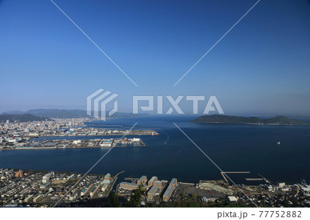 早朝に屋島から見た高松市臨海部、瀬戸内海 早朝に屋島から見た高松市臨海部、瀬戸内海 77752882
