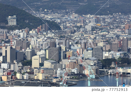 早朝の高松市、玉藻公園と県民ホール、県立ミュージアム付近 77752913
