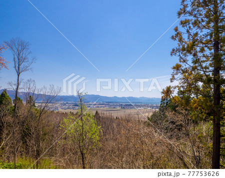 山林の合間から眺める田畑と町 (猪苗代、福島) 山林の合間から眺める田畑と町 (猪苗代、福島) 77753626