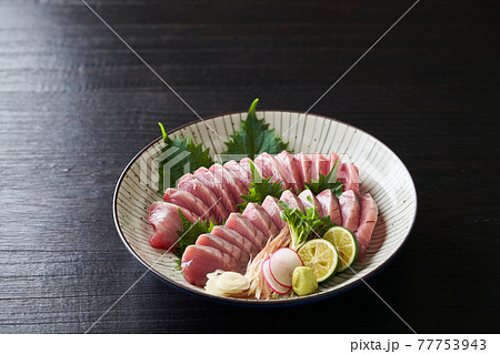 鰹の刺身 大皿盛りの写真素材 鰹の刺身 大皿盛りの写真素材