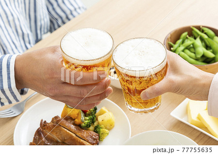 ビールで晩酌する夫婦 ビールで晩酌する夫婦 77755635