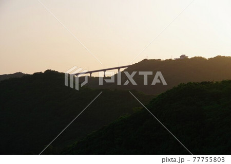 徳島県鳴門市　堀越橋から見た四方見展望台 77755803