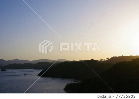 徳島県鳴門市　堀越橋から見た四方見展望台とウチノ海 77755805