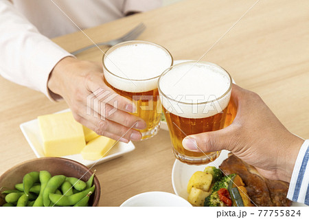 ビールで晩酌する夫婦 ビールで晩酌する夫婦 77755824