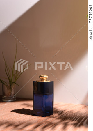ボタニカルな香水瓶 ボタニカルな香水瓶 77756003