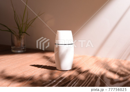 ボタニカルなスキンケアボトル ボタニカルなスキンケアボトル 77756025