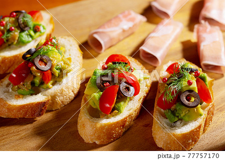 ブルスケッタ トマト おうち時間 おうちごはん バゲット 家呑みの写真素材