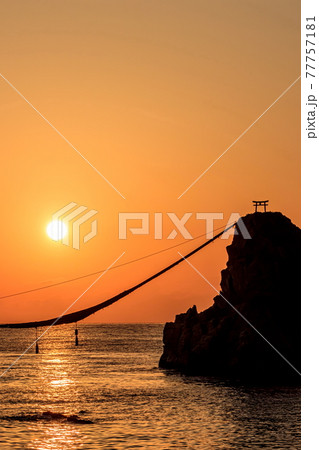 ビシャゴ岩 姉妹岩と日の出 大分県佐賀関 ビシャゴ岩 姉妹岩と日の出 大分県佐賀関 77757181