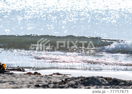 《和歌山県》加太海水浴場 波打ち際 《和歌山県》加太海水浴場 波打ち際 77757675