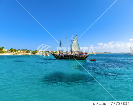 Tourists snorkeling along the coastline and enjoy the tropical island of Aruba 77757834