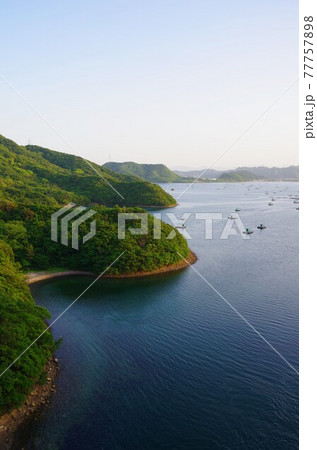 徳島県鳴門市 堀越橋から大毛島とウチノ海に浮か釣り筏を望む 徳島県鳴門市 堀越橋から大毛島とウチノ海に浮か釣り筏を望む 77757898