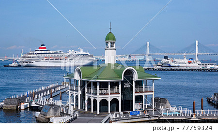 【横浜港の風景】パシフィコ横浜から、みなとみらいぷかり桟橋沖に浮かぶ豪華客船 77759324