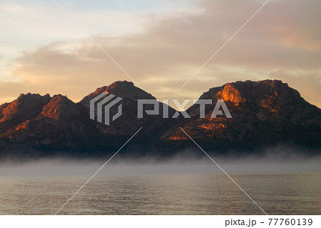 オーストラリア　タスマニア州　フレシネ国立公園　朝の海岸風景 77760139