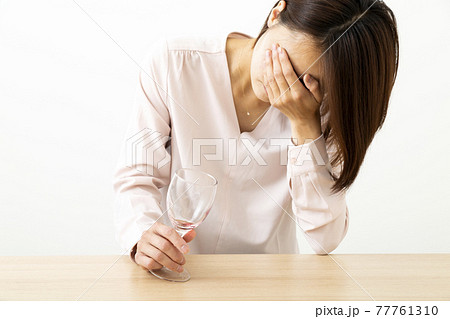 酔っ払う女性 77761310